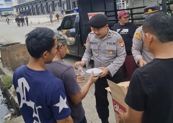 Polsek Kawasan Muara Baru Gelar Jumat Berkah, Bagikan Nasi Siap Saji kepada Pekerja Pelabuhan