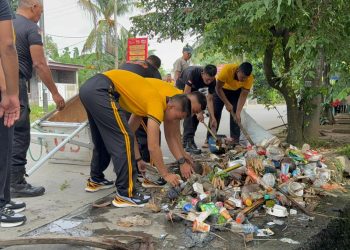 Brimob Polda Metro Jaya Gelar Bakti Sosial Kebersihan di Masjid Jami Nurul Jannah Hegarmukti