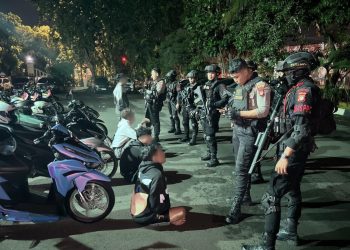Patroli Gabungan Brimob–Polres Jaktim Gagalkan Tawuran dan Balap Liar Dini Hari; Celurit dan Panah Disita