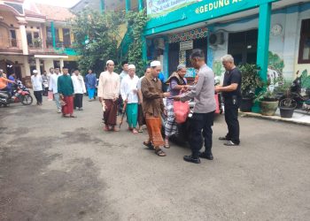 Polsek Pamulang Tebar Kepedulian Lewat Jum’at Berkah, Bagikan Nasi Padang untuk Driver Gojek dan Warga