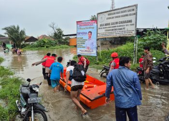 Sat Samapta Polres Metro Bekasi Sigap Evakuasi Warga Terdampak Banjir di Cikarang Utara