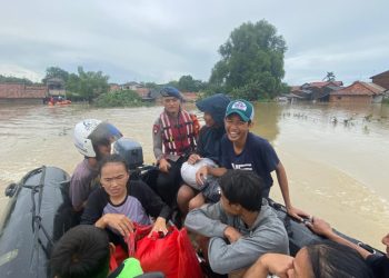 Brimob Polda Metro Jaya Sigap Evakuasi Warga Terdampak Banjir Kali Ulu Cikarang