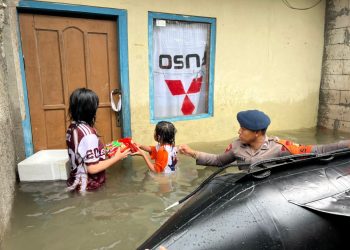 Brimob Polda Metro Jaya Evakuasi Warga Terdampak Banjir di Rawa Teratai, Jakarta Timur