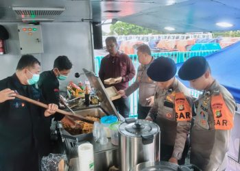 Brimob Polda Metro Jaya Gelar Dapur Lapangan untuk Warga Terdampak Banjir di Rawa Teratai, Jakarta Timur