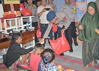 Brimob Polda Metro Jaya Sigap Bantu Korban Banjir melalui Dapur Lapangan di Tanjung Priok