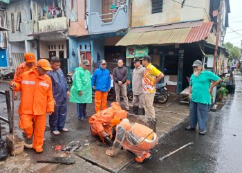 Gerebek Lumpur RW 02 Galur, Sinergi Tiga Pilar Bersihkan Lingkungan Cegah Banjir Lokal
