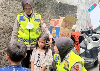 Polwan Polres Metro Bekasi Tinjau Lokasi Banjir Cikarang Utara, Hadirkan Dapur Umum dan Trauma Healing