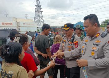 Kapolres Metro Jakarta Utara dan Forkopimko Jakut Kunjungi Pengungsi Banjir di Rorotan, Salurkan Bantuan Logistik