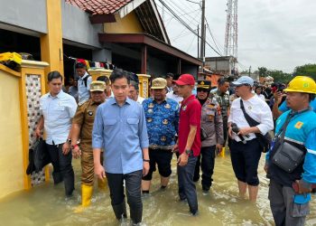 Kapolres Metro Bekasi Dampingi Wakil Presiden Tinjau Banjir di Tambun Utara dan Salurkan Bantuan bagi Warga