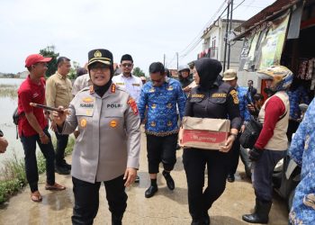 Kapolres Metro Bekasi Dampingi Wakil Presiden Tinjau Banjir di Tambun Utara dan Salurkan Bantuan bagi Warga