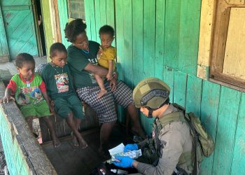Di Balik Tugas Pengamanan, Brimob Hadir Menyembuhkan dan Menguatkan Warga Sinak