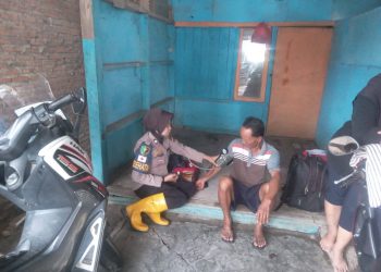 Polri “All Out” Evakuasi, Hadirkan Randurlap dan Patroli Kesehatan Door to Door untuk Korban Banjir Karawang