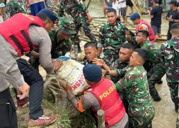 Brimob Polda Metro Jaya Gerak Cepat Perbaiki Tanggul Jebol Muara Gembong