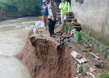 Bhabinkamtibmas Polsek Pagedangan Lakukan Pemantauan Lokasi Tanah Longsor di Desa Karang Tengah
