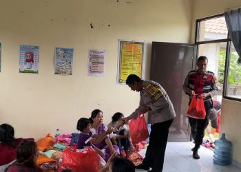 Polsek Sukatani Salurkan Bantuan Nasi Bungkus untuk Pengungsi Terdampak Banjir