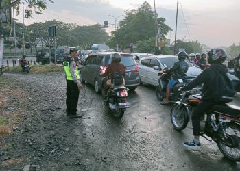 Meski Diguyur Hujan, Gatur Lalin Polres Metro Bekasi dan Jajaran Urai Kepadatan Pagi Hari