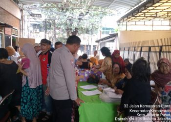 Kepedulian yang Terasa, Polri Dampingi Balita dan Lansia di Posyandu Kemayoran