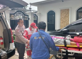 Gerak Cepat Bhabinkamtibmas Menteng Tolong Lansia Terjatuh, Dilarikan ke RSCM