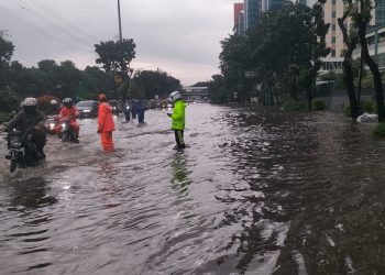 Banjir Rendam Sejumlah Ruas Jalan Jakarta, Brimob–Lantas–Polair PMJ Bergerak Cepat, Polri Siagakan 128.247 Personel Secara Nasional
