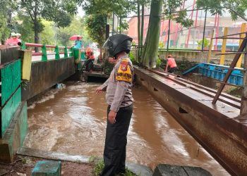 Pemantauan Kali Poncol oleh Bhabinkamtibmas Kel. Gandaria Selatan