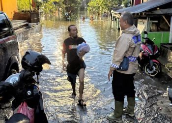 Hujan Intensitas Tinggi, Bhabinkamtibmas Polsek Bantargebang Pantau Genangan Air di Perumahan Kota Baru Cimuning