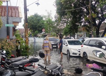 Akses Jalan Jatiluhur Raya Terputus, Bhabinkamtibmas Jakasampurna Siagakan Perahu Karet di Lokasi Banjir