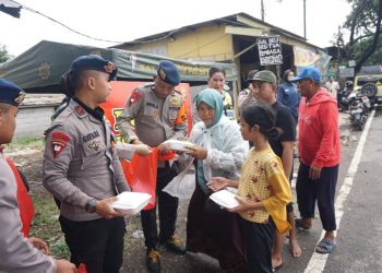 Brimob Polda Metro Jaya Hadirkan Dapur Lapangan untuk Warga Banjir Cikarang Utara