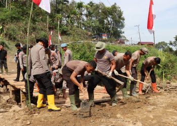 Polres Bener Meriah dan Brimob Polda Aceh Bangun Jembatan Darurat di Kampung Setie Kecamatan Timang Gajah