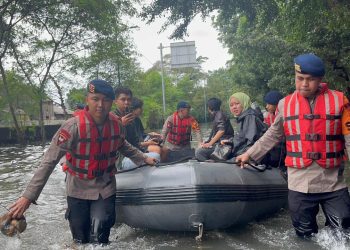 Sigap Tanpa Menunggu, Gegana Brimob Evakuasi Warga Terjebak Banjir di Daan Mogot