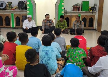 Sentuhan Humanis Polisi, Kapolsek Pademangan Berbagi dengan Anak Yatim Piatu di Kampung Muka