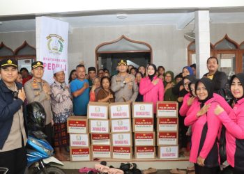 Kapolres Metro Tangerang Kota Bersama Bhayangkari Pantau Korban Banjir dan Berikan Bantuan Sembako