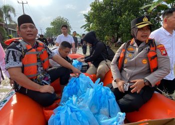 Kapolres Metro Bekasi Tinjau dan Salurkan Bantuan kepada Warga Terdampak Banjir di Srimukti dan Srijaya