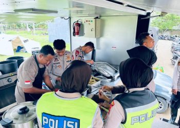 Polres Metro Bekasi Bersama Sat Brimob Den D Polda Metro Jaya Dirikan Dapur Umum untuk Korban Banjir di Desa Sukamekar
