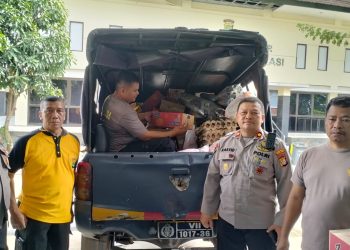 Walaupun Hari Libur, Polres Metro Bekasi Tetap Salurkan Bantuan Logistik ke Dapur Umum, Dapur Lapangan serta kepada warga yang Terdampak Banjir