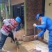Tim SAR Ditpolairud Polda Metro Jaya Bersihkan Rumah dan Mushola Terdampak Banjir di Kebon Pala