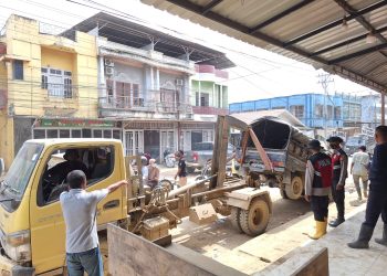 Dari Jalan Tergenang ke Bengkel Perbaikan, Polisi gunakan towing Evakuasi Mobil Warga Pascabanjir