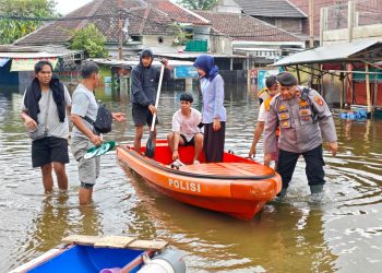 Tanggap Darurat Banjir, Polres Metro Tangerang Kota Kerahkan Perahu Karet Evakuasi Warga Jatiuwung
