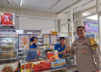 Antisipasi Curanmor, Bhabinkamtibmas Polsek Bantargebang Sambangi Karyawan Minimarket di Mustikasari