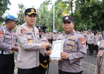 Kapolres Kepulauan Seribu Beri Penghargaan kepada Sat Binmas atas Capaian Distribusi 100 Ton Beras Bulog