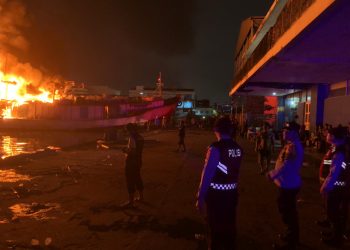 Polisi Lakukan Pengamanan, Evakuasi dan Olah TKP, Kebakaran Kapal di Pelabuhan Muara Baru