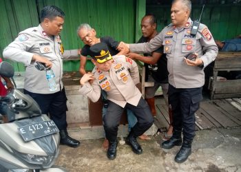 Dipimpin Kapolsek, Respon Cepat Polsek Kemayoran Selamatkan Warga Sesak Napas