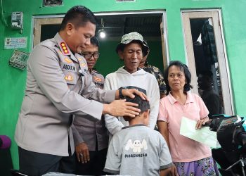Kapolres Depok Datang ke Rumah Suderajat Tukang Es Gabus, Beri Hadiah Motor