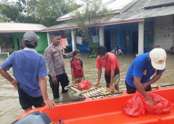 Polsek Muaragembong Salurkan Ratusan Nasi Bungkus untuk Warga Terdampak Banjir di Desa Pantai Harapan Jaya