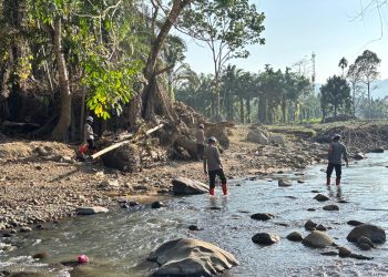 Pulihkan Pasca-Banjir Bandang, Tim SAR Resimen II Pasukan Pelopor Bersihkan Sungai di Agam