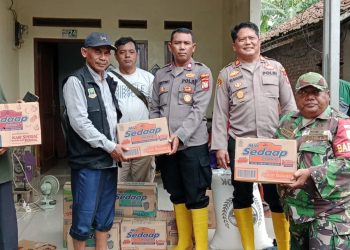 Kapolsek Pebayuran Salurkan Bantuan Beras dan Mie Instan ke Dapur Umum Warga Terdampak Banjir di Karangharja