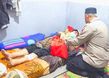 Berbagi Berkah, Kapolsek Bekasi Barat Datangi Warga yang Sakit