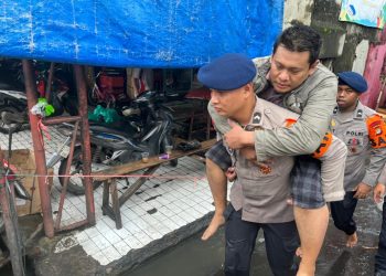 Evakuasi Warga Terdampak Banjir, Brimob Gendong Warga Yang Sakit