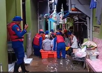 Sigap di Tengah Banjir, Tim SAR Ditpolairud Polda Metro Jaya Evakuasi Warga