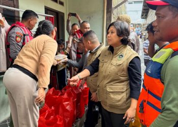 Polres Metro Bekasi Kota Terjunkan Personel dan Salurkan 500 Paket Makanan untuk Korban Banjir di Teluk Pucung
