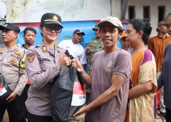 Polres Metro Jakarta Selatan Bersama Bhayangkari Salurkan Bantuan Kemanusiaan Untuk Warga Pasar Minggu Terdampak Banjir